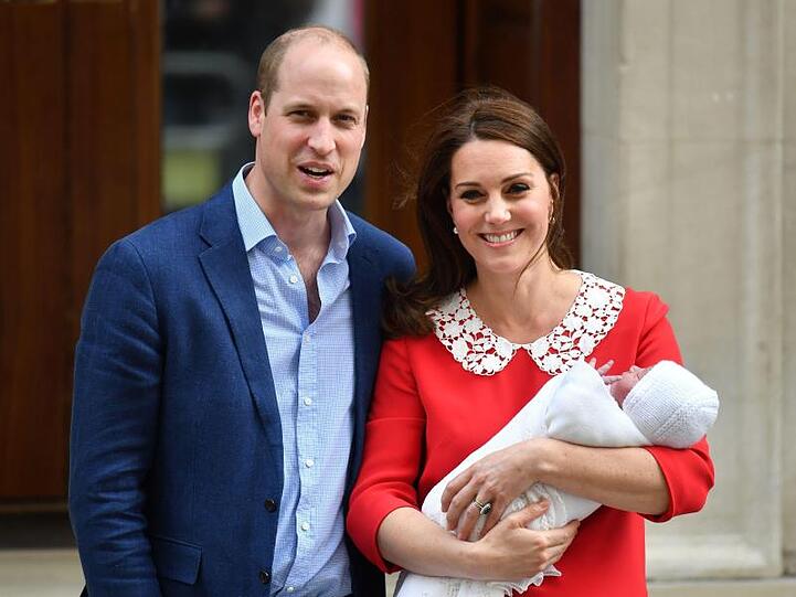 Der britische Prinz William und Herzogin Kate mit ihrem neugeborenen Sohn Prinz Louis vor dem St. Mary's Hospital im Stadtteil Paddington.