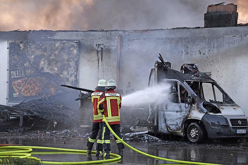 Die Feuerwehr konnte ein Abbrennen des Supermarktes nicht verhindern. Die Bilder vom Einsatzort.