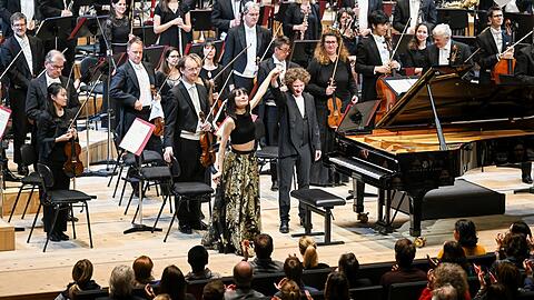 Santtu-Matias Rouvali, die Pianistin Alice Sara Ott und die Münchner Philharmoniker in der Isarphilharmonie.