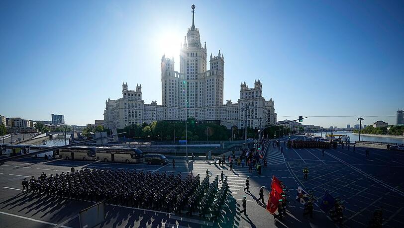 Russische Soldaten marschieren zum Roten Platz, um an der Militärparade zum Tag des Sieges in Moskau teilzunehmen. Russische Soldaten marschieren zum Roten Platz, um an der Militärparade zum Tag des Sieges in Moskau teilzunehmen.