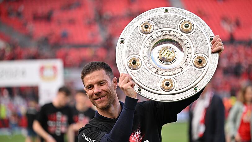 28 Siege und sechs Unentschieden: Leverkusen-Trainer Xabi Alonso jubelt mit der Meisterschale.