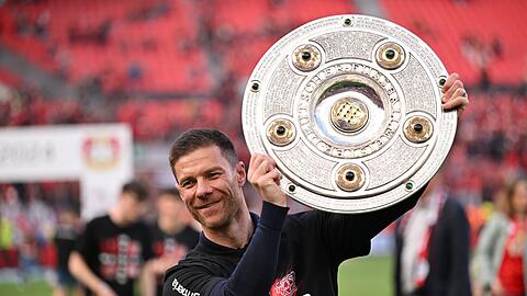 28 Siege und sechs Unentschieden: Leverkusen-Trainer Xabi Alonso jubelt mit der Meisterschale.