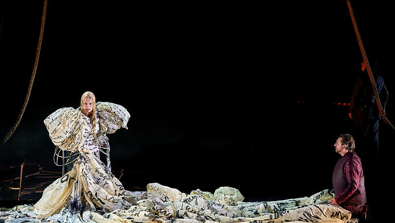 Camilla Nylund (Isolde, l) und Andreas Schager (Tristan) im 1. Aufzug. Camilla Nylund (Isolde, l) und Andreas Schager (Tristan) im 1. Aufzug.