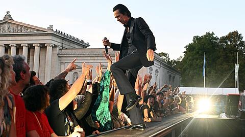 Nick Cave live auf der B&uuml;hne am 23. August 2026 auf dem K&ouml;nigsplatz in M&uuml;nchen.