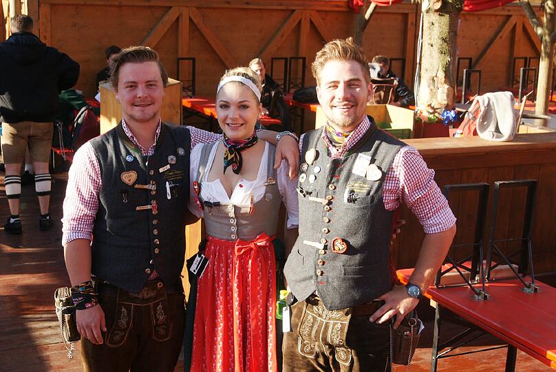 Kellner im Hippodrom Biergarten von links: Tilo Rothenberger, Sarah Buchner und Felix Renke