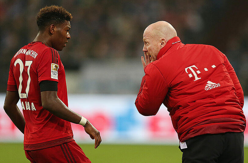 Sportvorstand Matthias Sammer (rechts) war es ein großes Anliegen, dass David Alaba (links) dem FC Bayern erhalten bleibt.