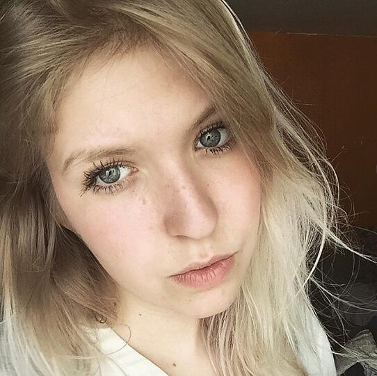Jasmin ist 20 Jahre alt, 1,80m groß und besucht zur Zeit die FOS.