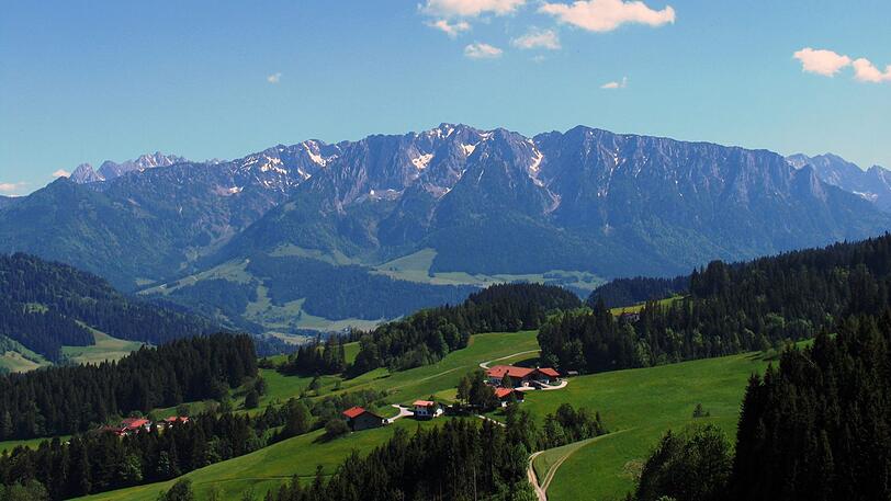 Schönstes Panorama im Chiemgau: Blick auf Zahmen Kaiser vom Spitzstein aus.