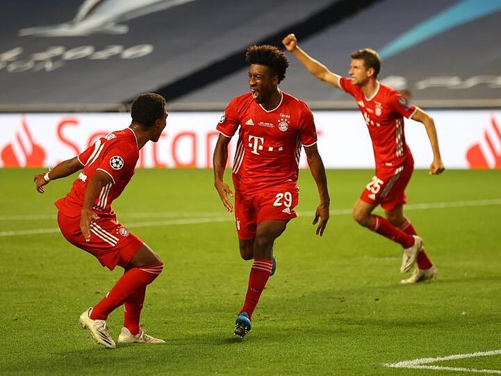 Kingsley Coman (M) von Bayern München feiert sein Tor zum 1:0 gegen Paris Saint-Germain.