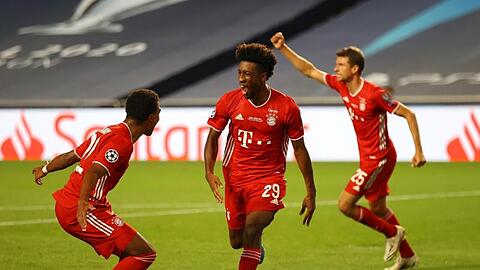 Kingsley Coman (M) von Bayern München feiert sein Tor zum 1:0 gegen Paris Saint-Germain.