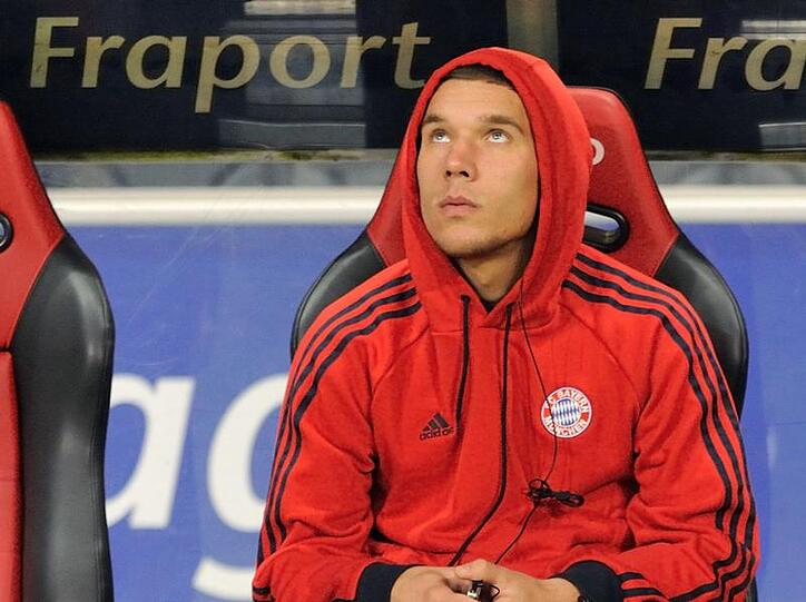 Mit den Gedanken in Köln? Bayern-Stürmer Lukas Podolski in seiner üblichen Rolle - als Beobachter.