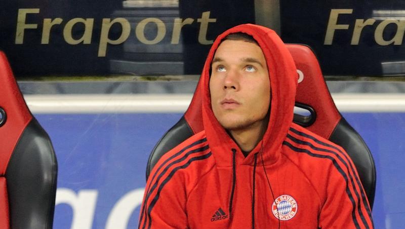 Mit den Gedanken in Köln? Bayern-Stürmer Lukas Podolski in seiner üblichen Rolle - als Beobachter. Mit den Gedanken in Köln? Bayern-Stürmer Lukas Podolski in seiner üblichen Rolle - als Beobachter.