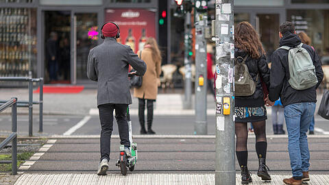 Verkehrspsychologe Ulrich Chiellino sagt: "E-Scooter-Fahrende sind meist sorgloser als andere Verkehrsteilnehmer unterwegs." (Symbolbild)