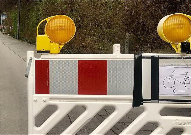 Ein selbstgemaltes Schild verweist die Radfahrer auf die Straße. Ein selbstgemaltes Schild verweist die Radfahrer auf die Straße.