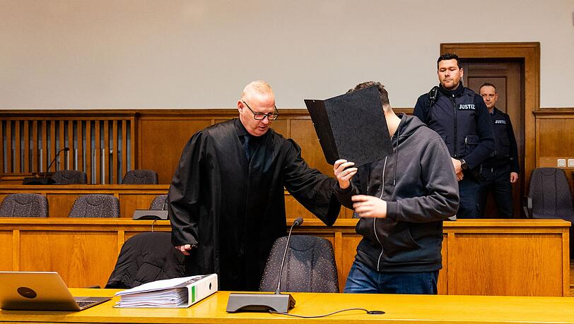 Der Prozess hat mit der Anklage und Einlassung des Angeklagten begonnen