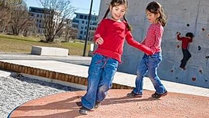 Familienfreundliche Baugebiete sorgen dafür, dass Kinder sich in der Nähe der Wohnung mit Gleichaltrigen zum Spielen treffen können. Familienfreundliche Baugebiete sorgen dafür, dass Kinder sich in der Nähe der Wohnung mit Gleichaltrigen zum Spielen treffen können.