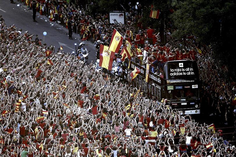 Der Europameister ist zurück in der Heimat - die besten Bilder der Ankunft von Casillas, Iniesta und Co. in Madrid.
