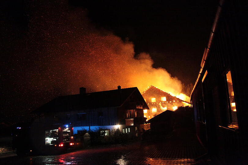 Feuerwehreinsatz in der Nacht zum Dienstag in Heldenstein: Ein Blitzschlag hat das Anwesen in Brand gesetzt. Es entstand ein Schaden in Höhe von einer halben Million Euro. Die Bilder vom Einsatz...