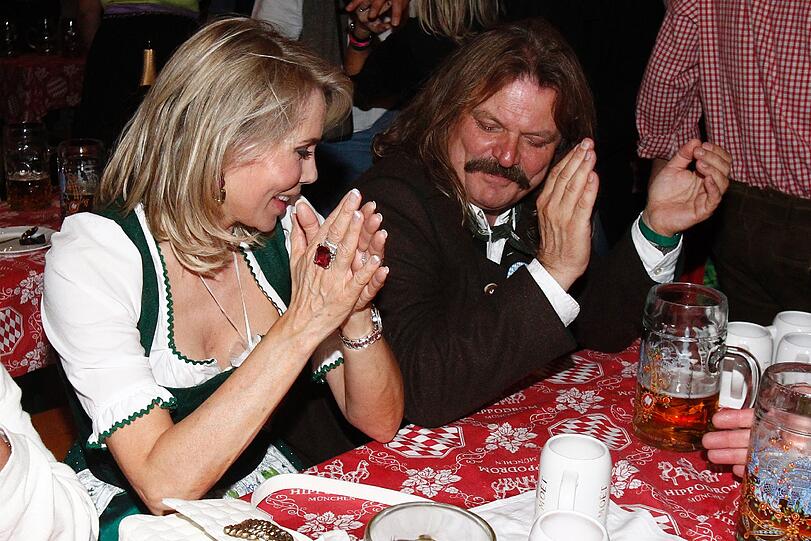 Gabriele Inaara Begum Aga Khan und Leslie Mandoki unterhalten sich...