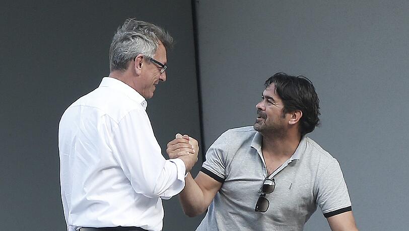 Handschlag zur Versöhnung? Löwen-Interimspräsident Sigi Schneider und SPortchef Gerhard Poschner. Handschlag zur Versöhnung? Löwen-Interimspräsident Sigi Schneider und SPortchef Gerhard Poschner.