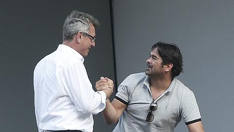 Handschlag zur Versöhnung? Löwen-Interimspräsident Sigi Schneider und SPortchef Gerhard Poschner.