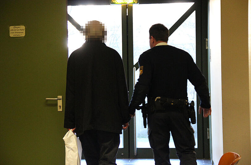 Auf dem Weg in den Gerichtssaal: Hans B. (72) wird aus der U-Haft vorgeführt.