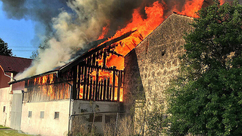 In Polling im Landkreis Weilheim-Schongau hat ein Feuer eine große Schneune zerstört. Die Bilder vom Brand.