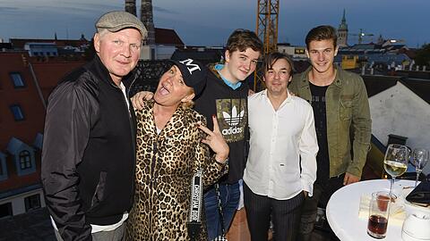 Bruce Reith (2. v. r.) mit Stefan und Claudia Effenberg, Sohn Thomas und Yannick Brugger (r., Bayern U17). Weitere Bilder vom Botox-Birthdaybash finden Sie in unserer Bilderstrecke.