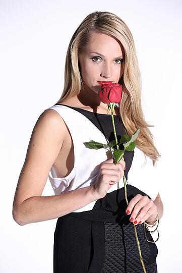 Noch 16 Männer sind im Rennen. Und ihr Ehrgeiz ist verständlich. Die Bilder von der sexy Bachelorette Anna Christiana Hofbauer.
