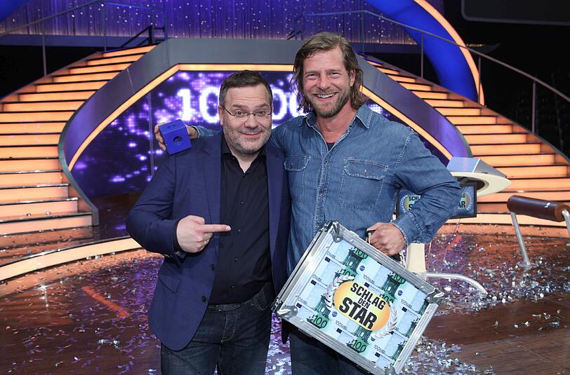 Henning Baum (hier mit Moderator Elton, l.) spendet die 100.000 Euro für einen guten Zweck.
