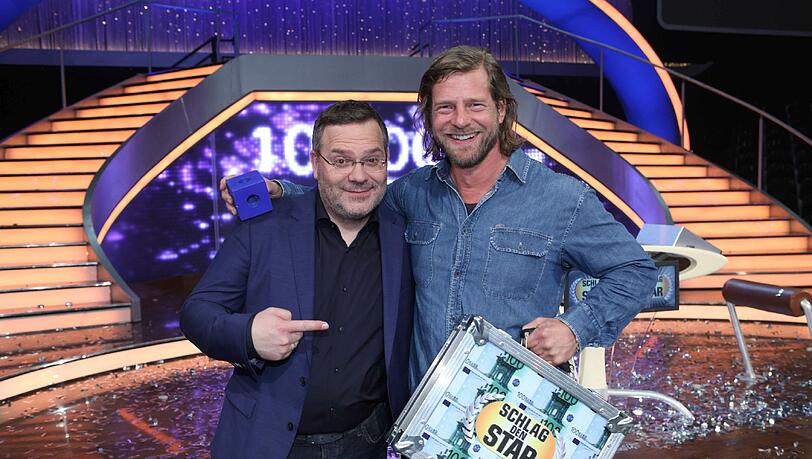 Henning Baum (hier mit Moderator Elton, l.) spendet die 100.000 Euro für einen guten Zweck. Henning Baum (hier mit Moderator Elton, l.) spendet die 100.000 Euro für einen guten Zweck.