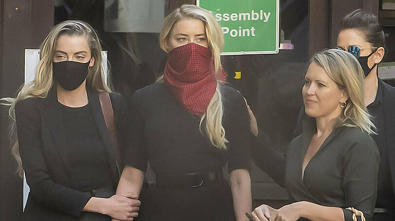 Schwester Whitney hält die Hand von Amber Heard.
