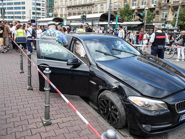 Ein beschädigtes Fahrzeug wird nahe des Frankfurter Hauptbahnhofs nach einem Polizeieinsatz untersucht.