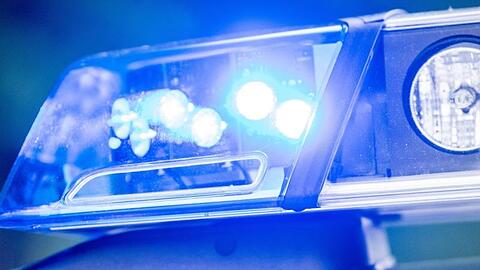 Ein Blaulicht leuchtet an einer Polizeistreife. Foto: Lino Mirgeler/dpa/Symbolbild