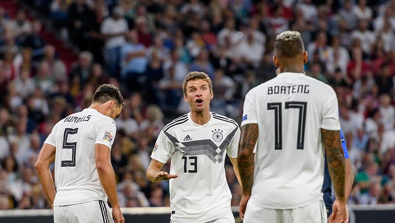 Gibt es für sie doch noch eine DFB-Rückkehr? Mats Hummels, Thomas Müller und Jérôme Boateng (v.l.) spielen seit Monaten in Bestform, doch von Joachim Löw werden sie weiter ignoriert. Gibt es für sie doch noch eine DFB-Rückkehr? Mats Hummels, Thomas Müller und Jérôme Boateng (v.l.) spielen seit Monaten in Bestform, doch von Joachim Löw werden sie weiter ignoriert.