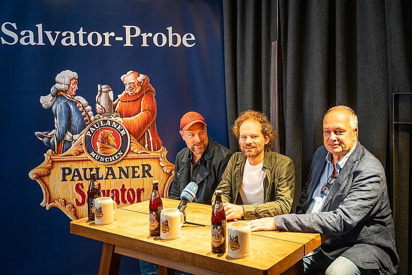 V.l.: Stephan Zinner, Maxi Schafroth und Thomas Lienenlüke bei der Pressekonferenz im Salvatorkeller von Paulaner. V.l.: Stephan Zinner, Maxi Schafroth und Thomas Lienenlüke bei der Pressekonferenz im Salvatorkeller von Paulaner.
