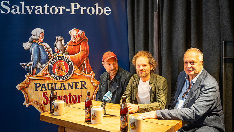 V.l.: Stephan Zinner, Maxi Schafroth und Thomas Lienenlüke bei der Pressekonferenz im Salvatorkeller von Paulaner. V.l.: Stephan Zinner, Maxi Schafroth und Thomas Lienenlüke bei der Pressekonferenz im Salvatorkeller von Paulaner.