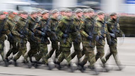 Rund 200.000 junge Leute sind schon aufgefordert worden, den Fragebogen zum Wehrdienst auszuf&uuml;llen. (Archivfoto)