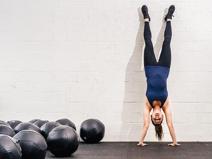 Die Wand kann als Stütze bei verschiedenen Balanceübungen wie etwa Handstand, Kopfstand oder Standwaage dienen. Diese Übungen erfordern dann noch immer sehr viel Kraft und aktivieren zahlreiche Muskelgruppen. Mit der Wand wird es jedoch einfacher, dabei das Gleichgewicht zu halten. Wer einen freien Handstand erlernen möchte, sollte ebenfalls damit starten, an der Wand zu üben. Die Wand kann als Stütze bei verschiedenen Balanceübungen wie etwa Handstand, Kopfstand oder Standwaage dienen. Diese Übungen erfordern dann noch immer sehr viel Kraft und aktivieren zahlreiche Muskelgruppen. Mit der Wand wird es jedoch einfacher, dabei das Gleichgewicht zu halten. Wer einen freien Handstand erlernen möchte, sollte ebenfalls damit starten, an der Wand zu üben.