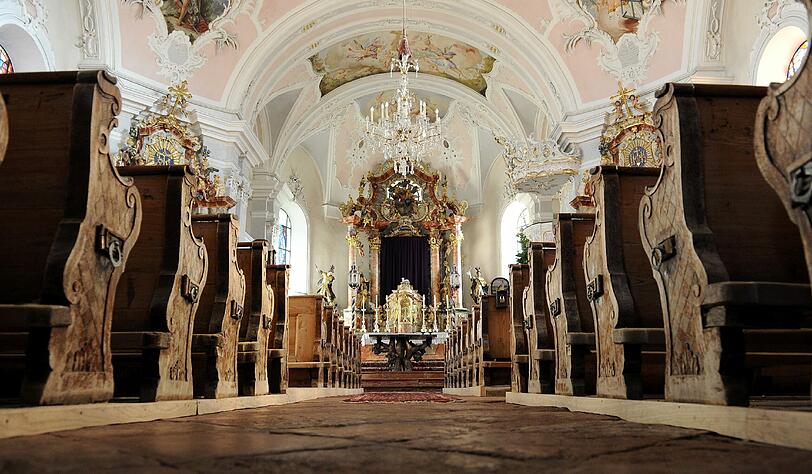 Die reich geschmückte Kirche bietet eine märchnehafte Kulisse.