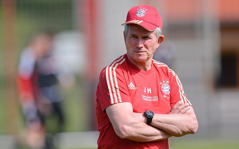 Entspannt wirkende Bayern-Spieler beim Abschlusstraining: Auch die von einigen Fans entzündeten Bengalos können die Konzentration von Lahm, Schweinsteiger & Co nicht stören. Die Bilder vom Training.