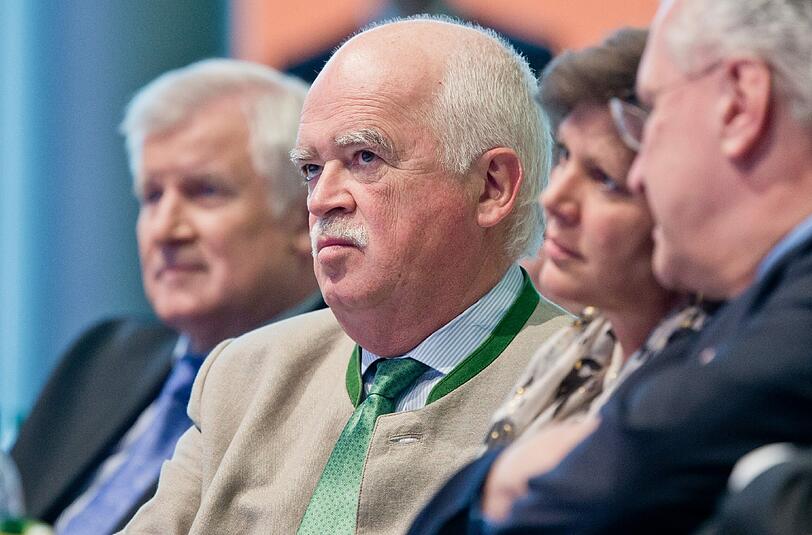 Peter Gauweiler (2.v.l.) eckte bei seinen CSU-Parteikollegen häufiger an. Jetzt trat der Parteivize von seinen Ämtern zurück.