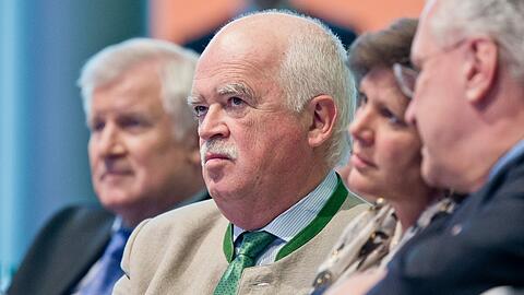 Peter Gauweiler (2.v.l.) eckte bei seinen CSU-Parteikollegen häufiger an. Jetzt trat der Parteivize von seinen Ämtern zurück.