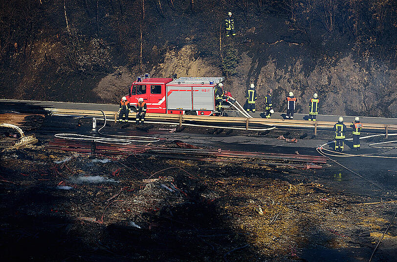 Schier endloser Kampf gegen die Flammen - die Bilder vom Morgen danach: postapokalyptisch. Vom den Sägewerk in Oberfranken blieb nicht viel übrig.