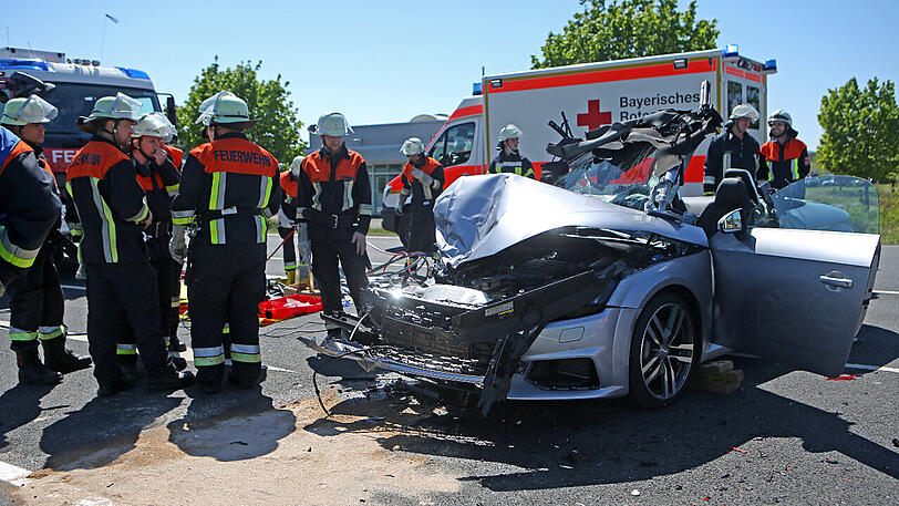 Die Einsatzkräfte der Feuerwehr benötigten 45 Minuten, um den Mann aus dem Audi-Wrack zu befreien.