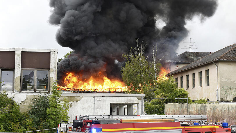 Rund 100 Einsatzkräfte waren vor Ort, um den Brand zu löschen. Die Bilder vom Großeinsatz der Feuerwehr.