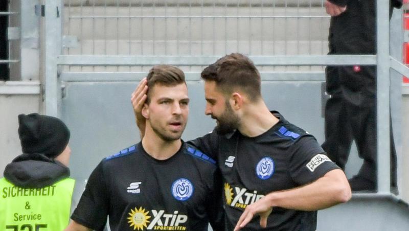Kevin Wolze von Duisburg (l) jubelt mit Tim Albutat nach seinem Elfmetertor zum 1:1 gegen Regensburg. Foto: Armin Weigel Kevin Wolze von Duisburg (l) jubelt mit Tim Albutat nach seinem Elfmetertor zum 1:1 gegen Regensburg. Foto: Armin Weigel