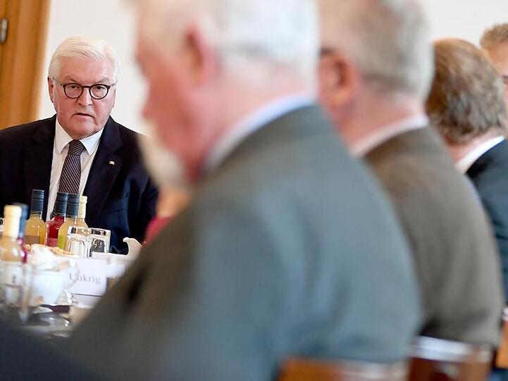 Bundespräsident Frank-Walter Steinmeier (l) spricht mit Kommunalpolitikern im Schloss Bellevue.