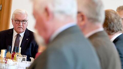 Bundespräsident Frank-Walter Steinmeier (l) spricht mit Kommunalpolitikern im Schloss Bellevue.