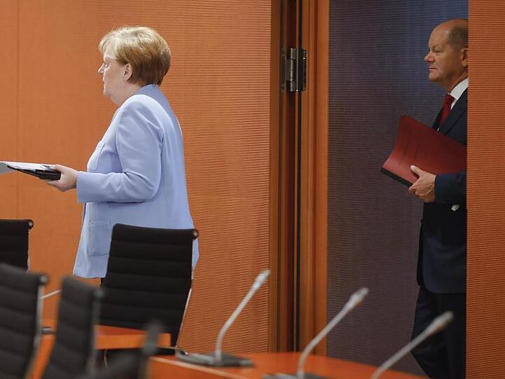 Bundeskanzlerin Angela Merkel und Vizekanzler Olaf Scholz kommen zur Sondersitzung des Kabinetts.